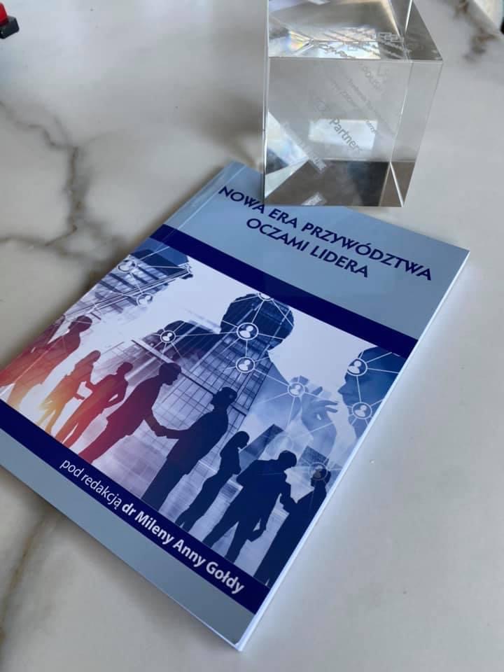 The accompanying leadership book and crystal trophy